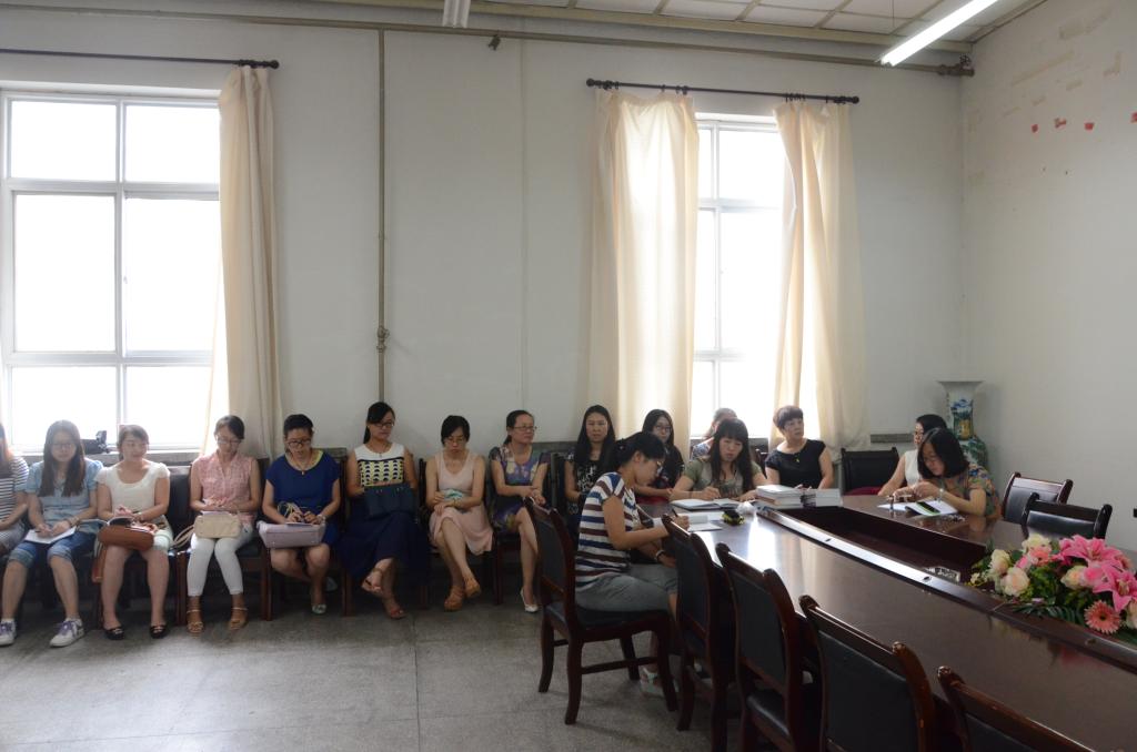 教工党员与学生党员认真听讲做笔记