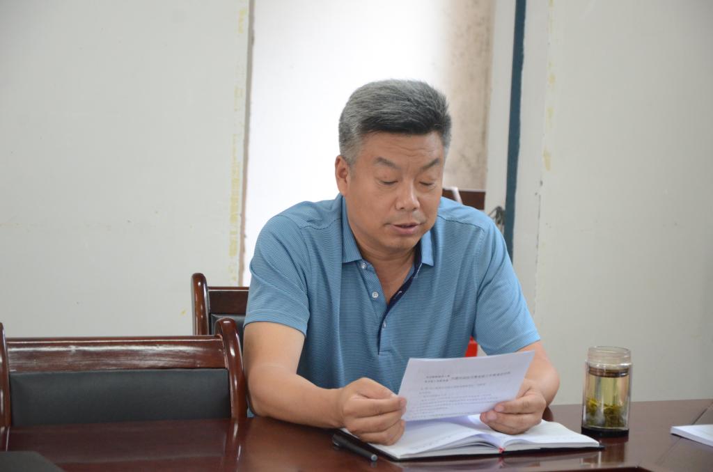 学院党委副书记刘雨录主持会议