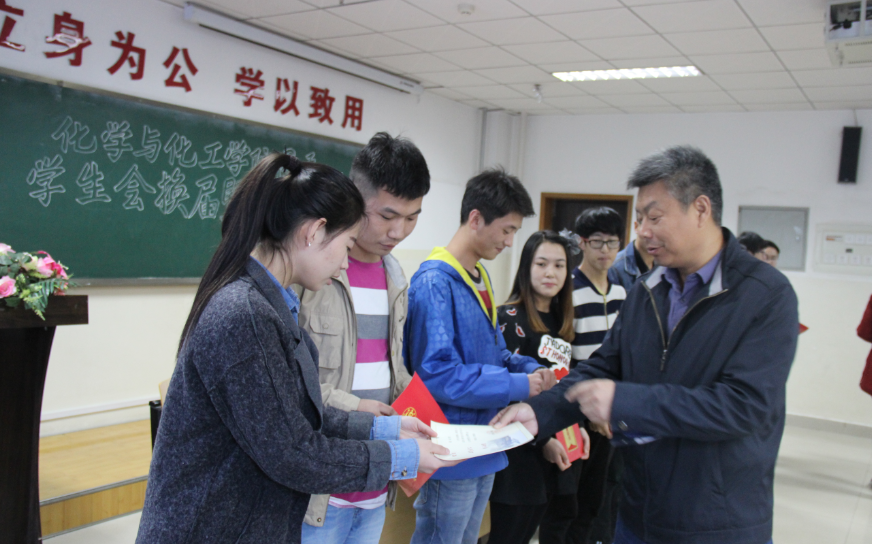 刘雨录老师为三十五届优秀学生干部颁奖