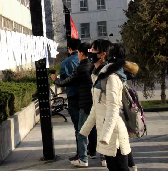 校园学生观看微创作品